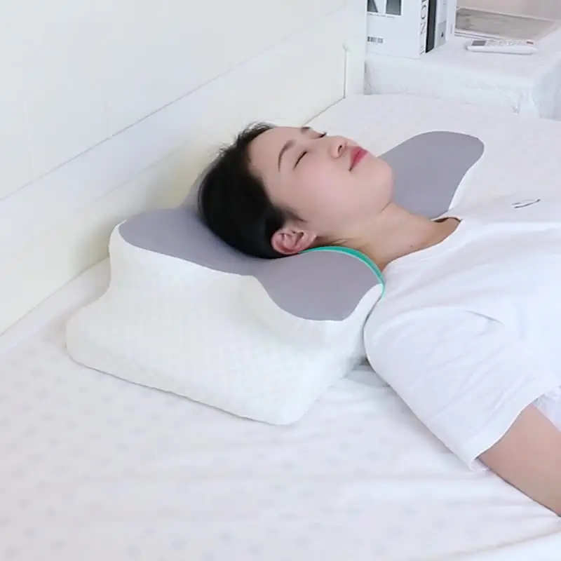 Жінка спокійно спить на спині на ортопедичній подушці Butterfly Memory Foam